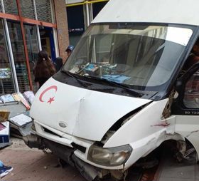 Kontrolünü Kaybeden Minibüs Dükkana Girdi