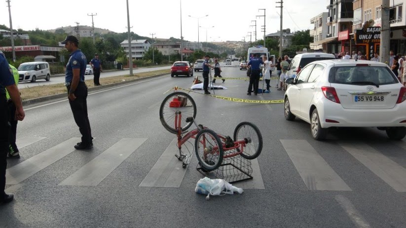 Bisikletle Yolun Karşısına Geçmeye Çalışırken Otomobil Çarptı
