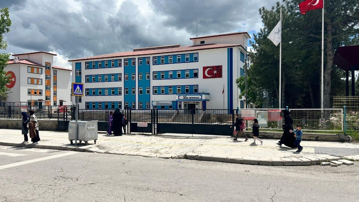 Kopya Çekerken Yakalanan Ögrenci Öğretmenini Bıçakladı 