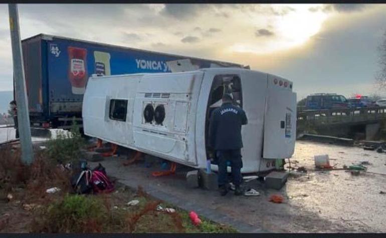 Balıkesir'de Öğrenci Servisi Tır'la Çarpıştı 
