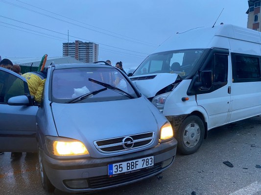Okul Servisi Otomobil ile Çarpıştı 