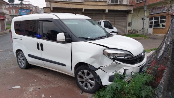 Canik de İki Araç Çarpıştı 