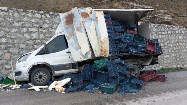 Tır Park Halinde ki Kamyonete Çarptı 