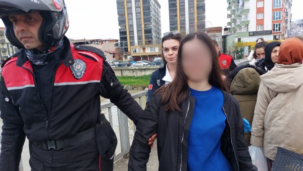 Köprüden Atlamak İsteyen Genç Kız'a Polis Müdahalesi