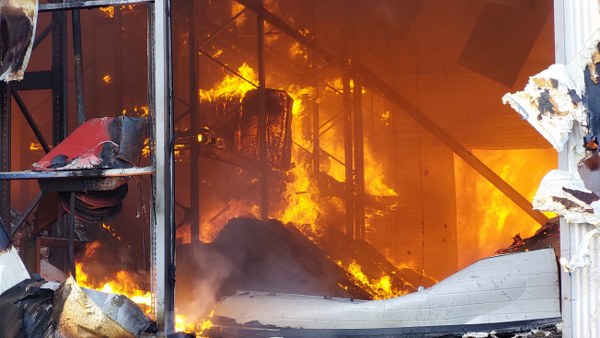 Yanan Fabrikada Beton Blok Çökmesi Sonucu:9 İtfaiye Eri Yaralandı