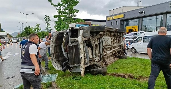 Kontrolden Çıkan Minibüs Yan Yattı