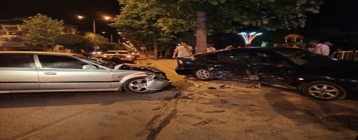 Bafra da İki Araç Birbirine Girdi