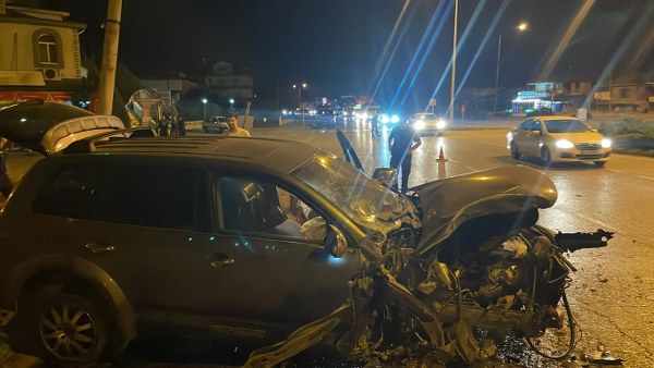 Kontrolünü Kaybeden Cip Aydınlatma Direğine Çarptı 