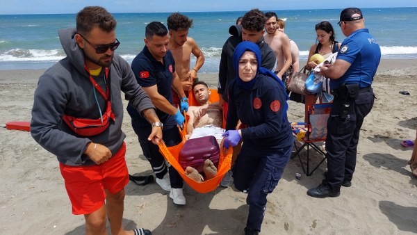 Serinlemek İçin Denize Giren Genç Ölümden Döndü 