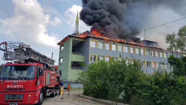 Samsun da Okul'un Çatısında Yangın Çıktı 