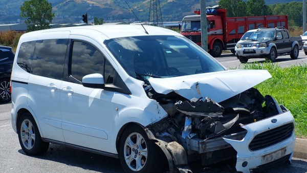 Samsun Ordu Karayolunda Hafif Ticari Araç ile Kamyon Çarpıştı 
