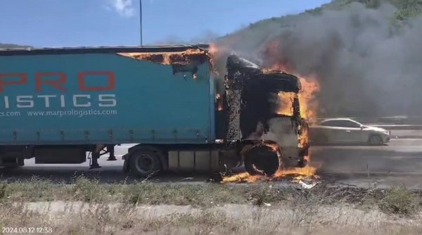 Kağıt Yüklü Tır Alevlere Teslim Oldu