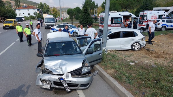 Sağlık Çalışanlarının Araçları Çarpıştı 