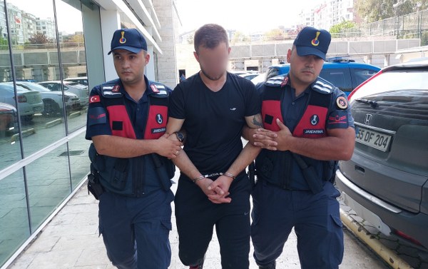 Alkollü Koca Eşini Mezarlığa Götürüp 