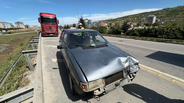 Canik de Tır ile Otomobil Çarpıştı 