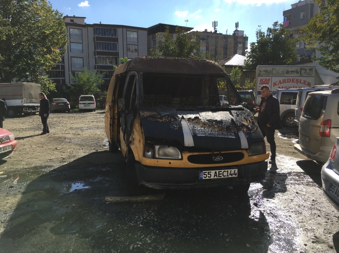 Park Halinde ki Minibüs Alev Aldı