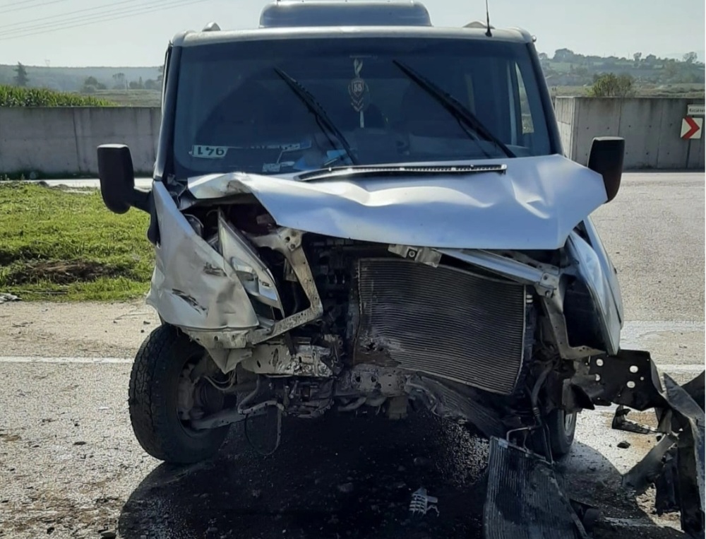 Bafra da Otomobil ile Motosiklet Çarpıştı 