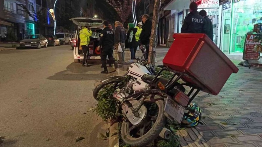Motosiklet Ağaca Çarptı 