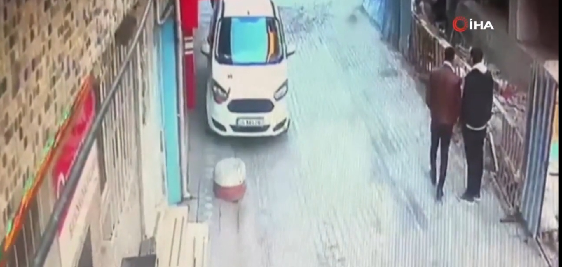 Arkadaşının Kafasını Balta ile Kesip Sokağa Fırlattı 