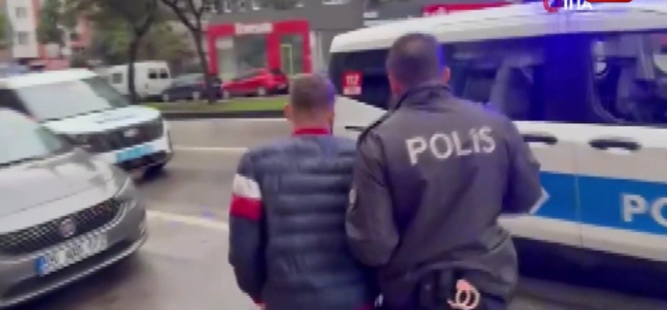 Samsun’da İlginç Hırsızlık Olayı : Camı Kırıp Girdiği Dükkanın Koltuğunda Uyuya Kaldı