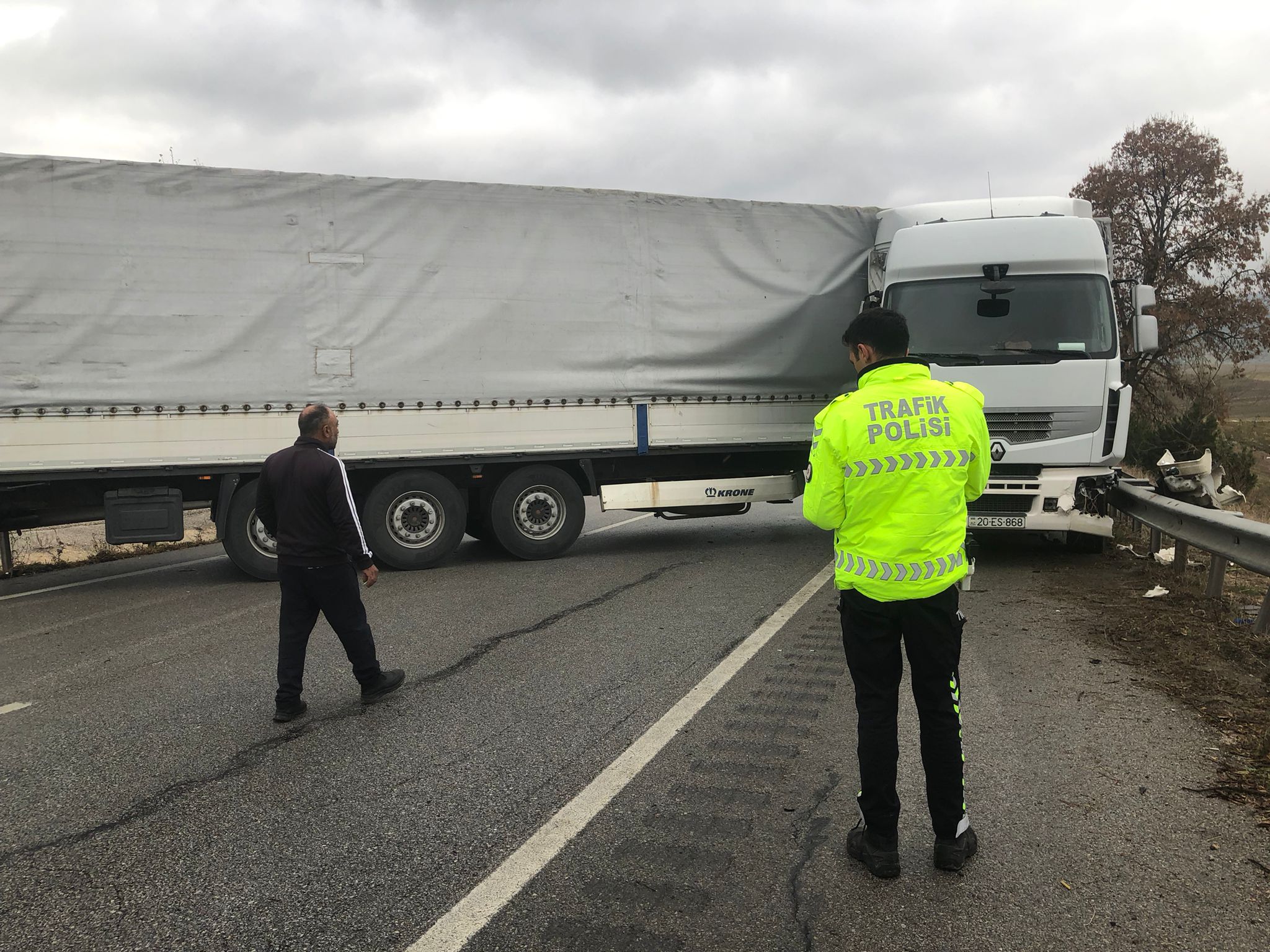 Çorum-Samsun Yolunda Tır Bariyerlere Çarptı