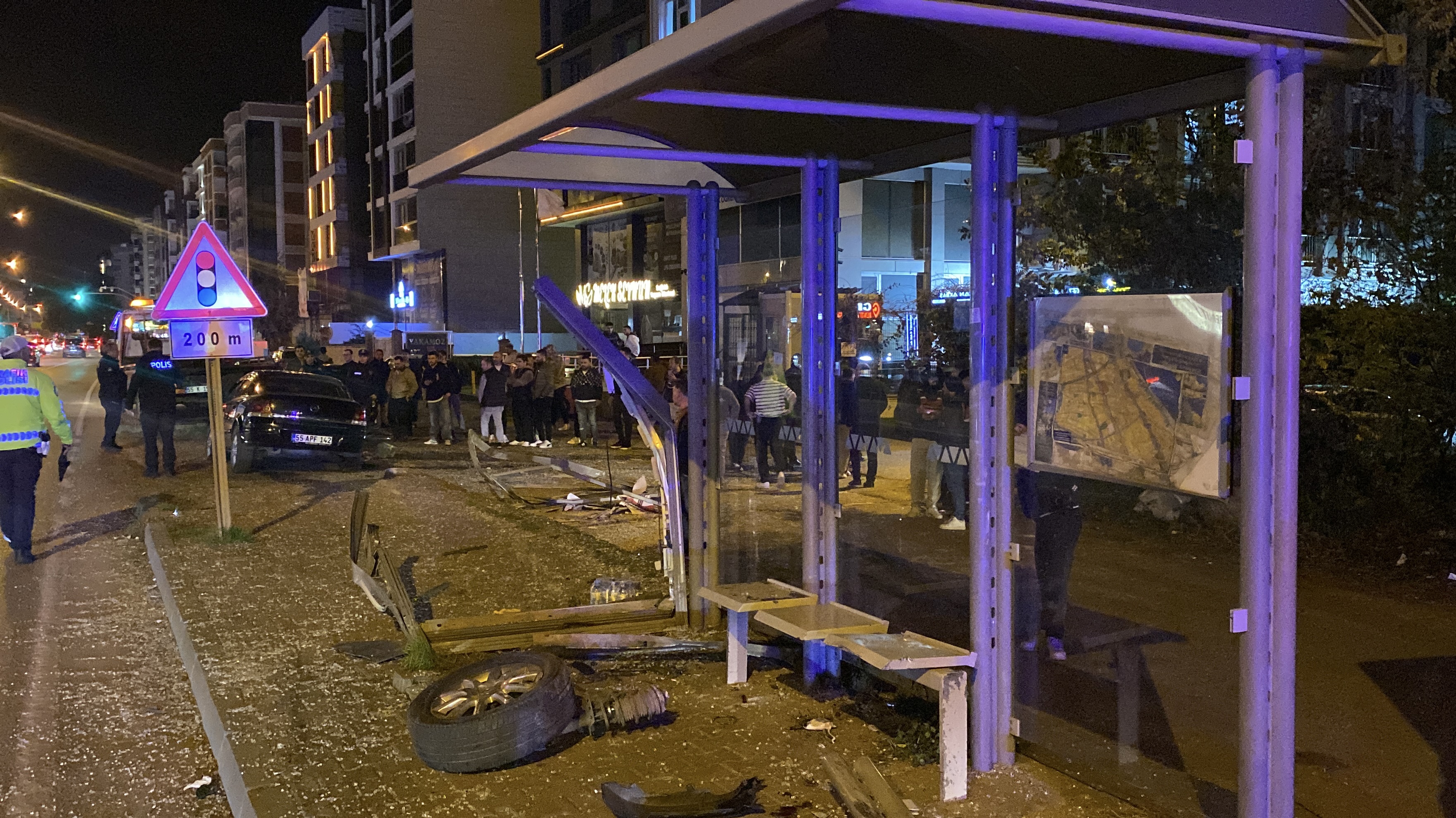 Samsun da Otomobil Otobüs Durağına Çarptı 
