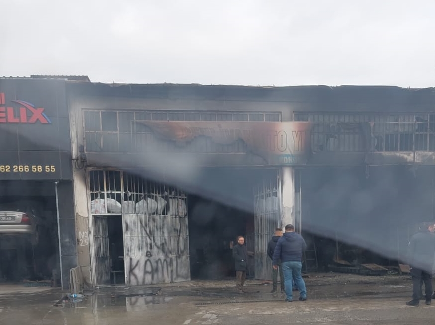 Oto Yıkama Dükkanında Yangın Paniği 