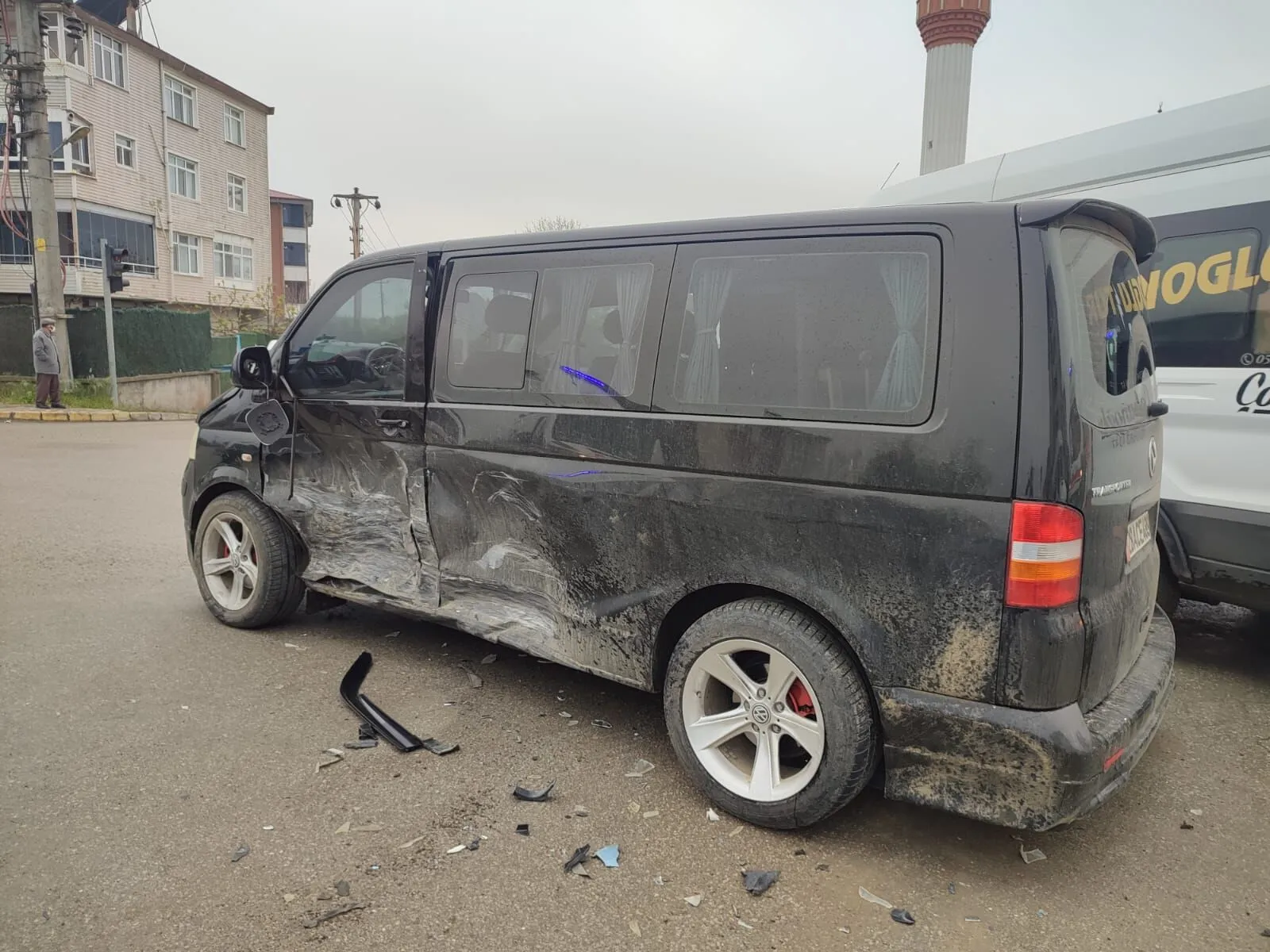 Samsun'da Otomobil ile Minübüs Çarpıştı