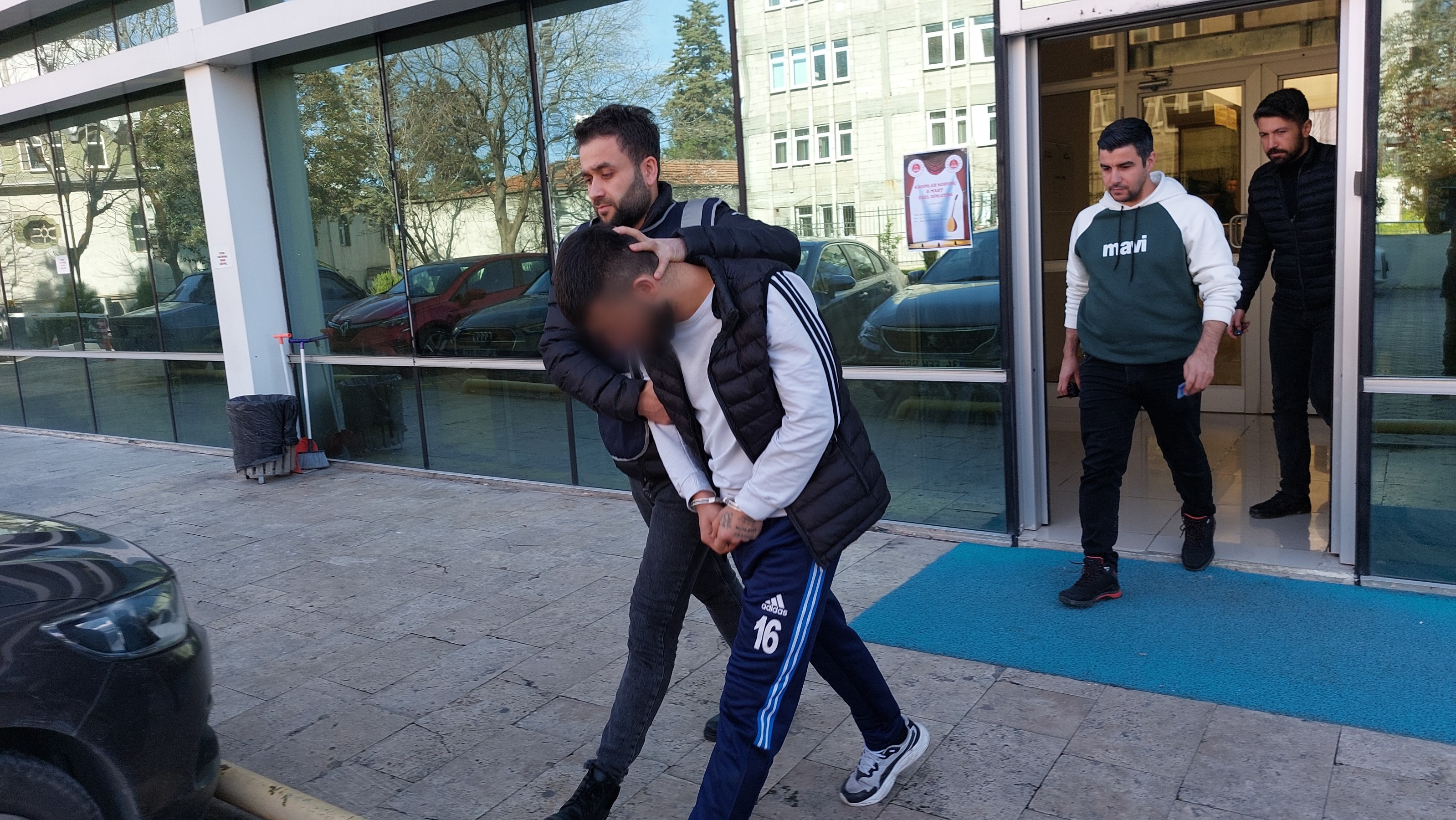 Hasmına Tüfekle Ateş Açtı