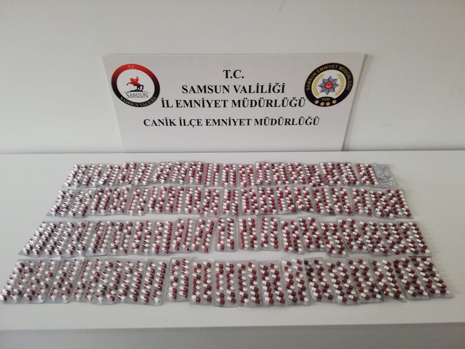 Pazar Yerinde Sentetik Ecza Ele Geçirildi 