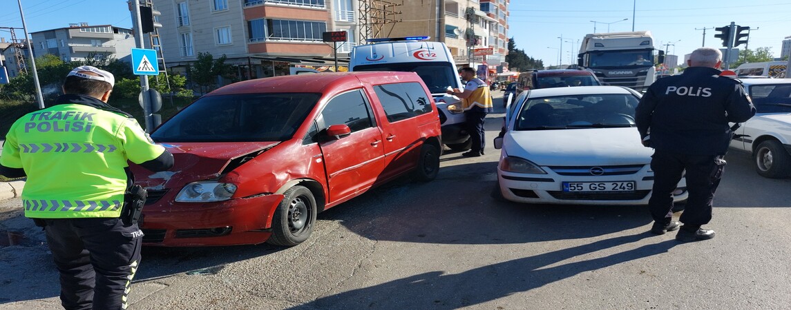 İlkadım da İki Otomobil Kavşakta Çarpıştı 