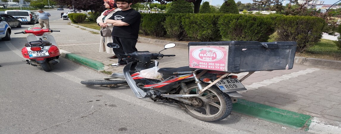 Samsun da Otomobil ile Motokurye Çarpıştı