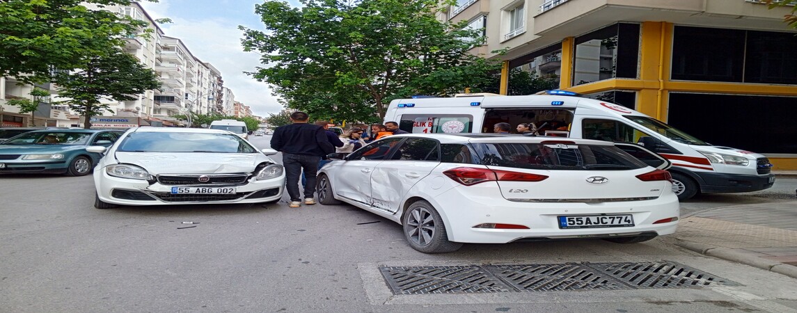 Samsun da Trafik Kazası: 2 Otomobil Çarpıştı 