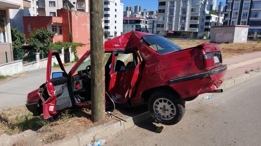 Yoldan Çıkan Ağaç Direğe Çarptı.