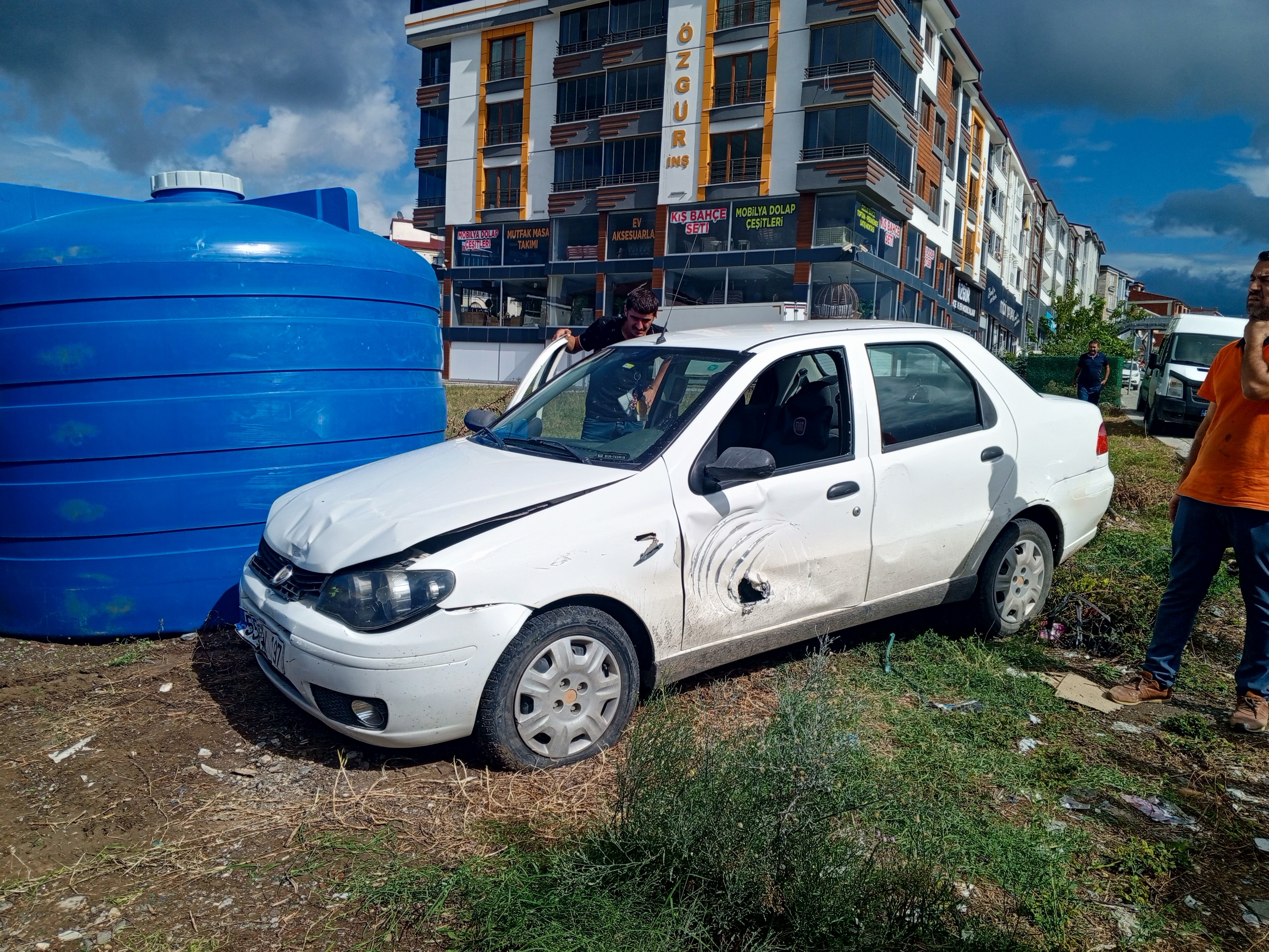 Samsun'da Otomobil Su Tankına Çarptı