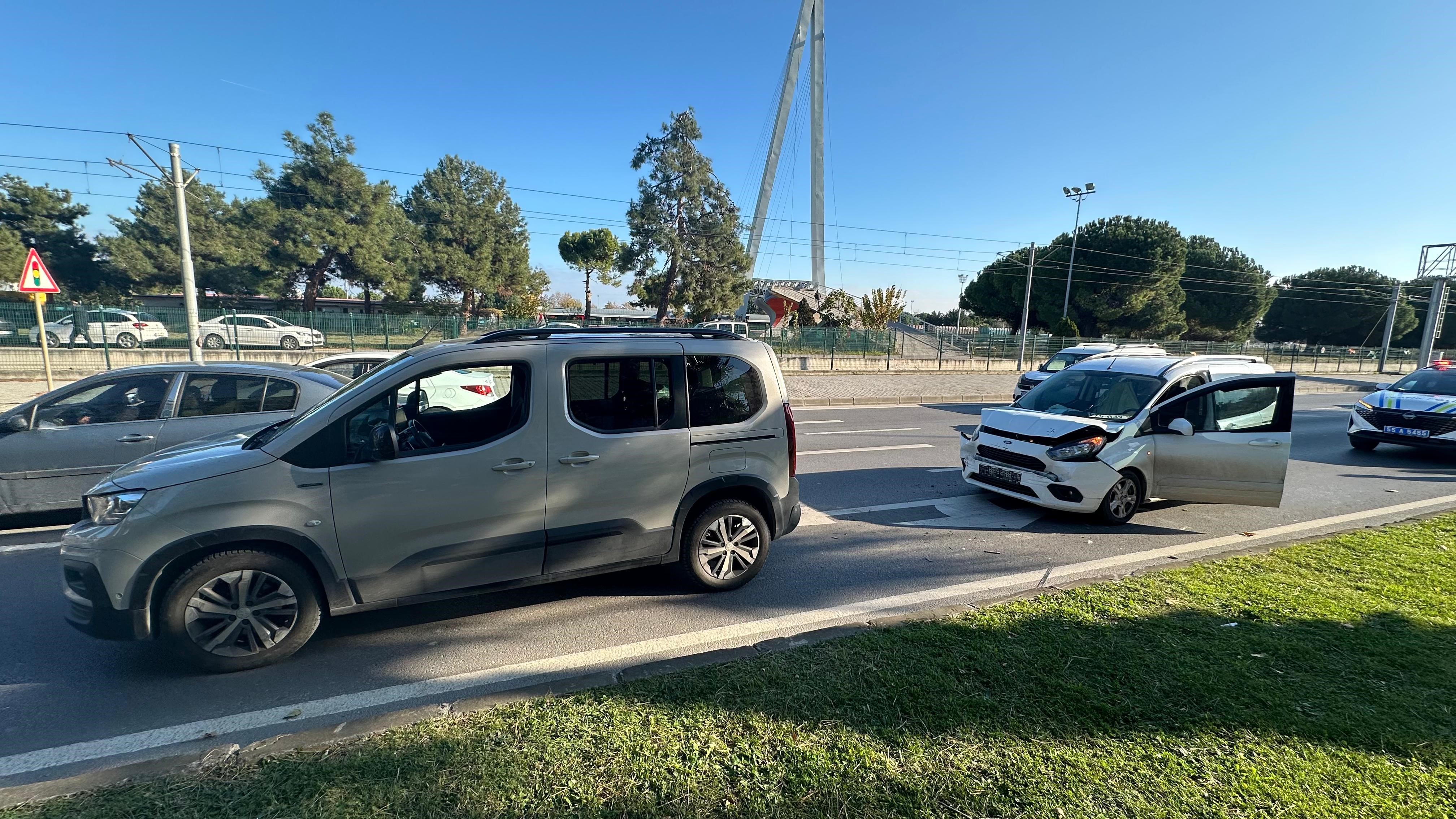 Samsun da Trafik Kazası: Ticari Araçlar Çarpıştı 