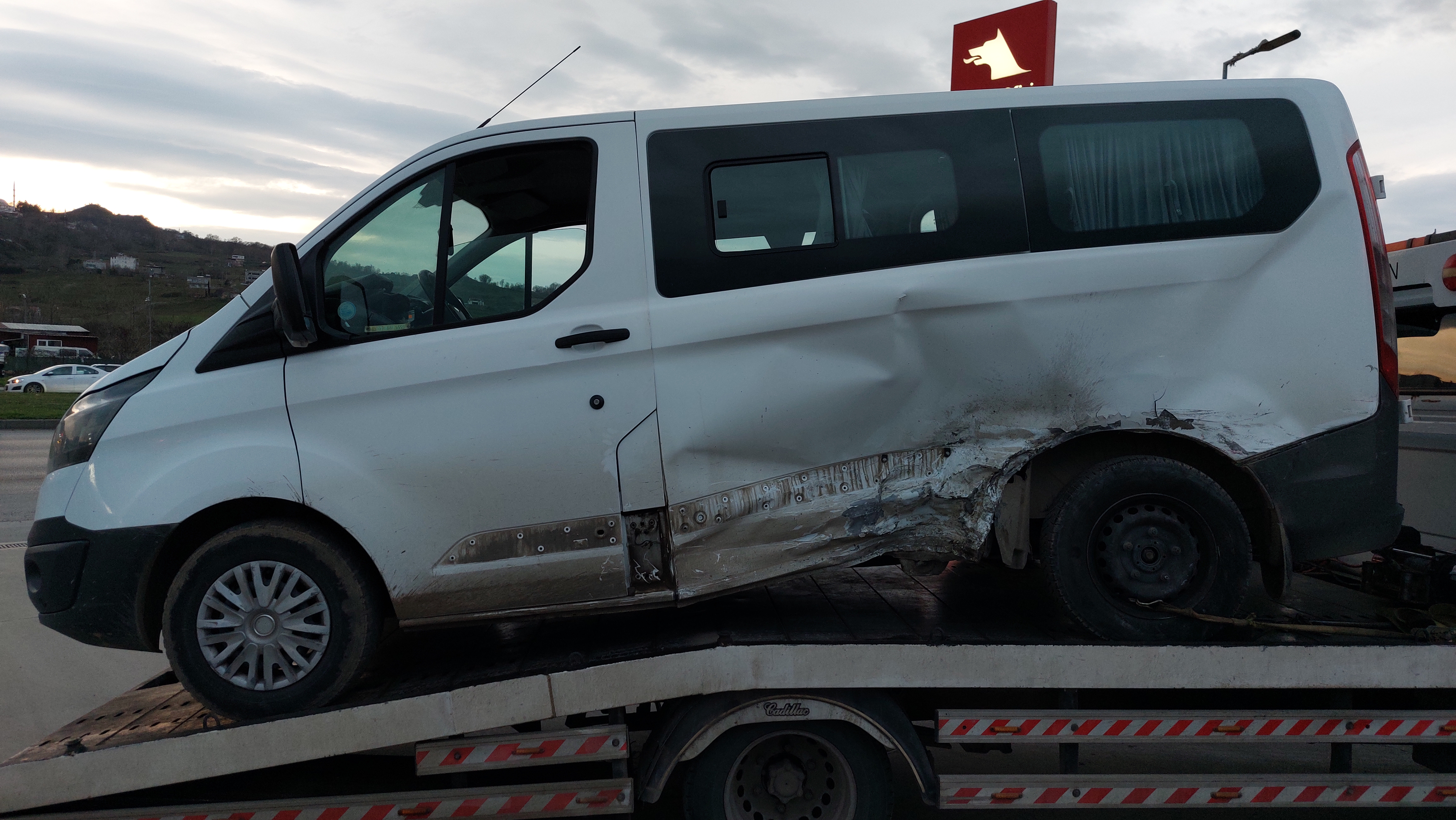 Samsun'da Otomobil ile Hafif Ticari Araç Çarpıştı 