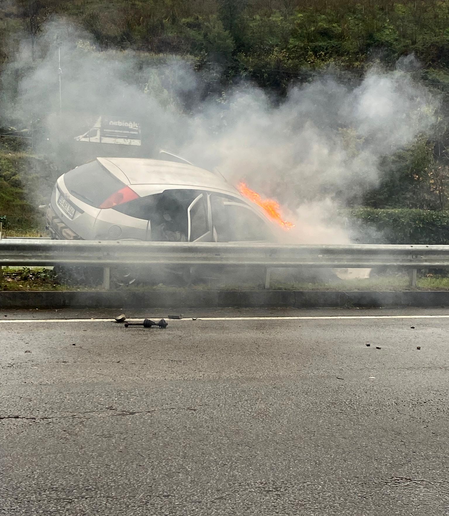 Trabzon–Samsun Yolunda Korkutan Kaza: Otomobil Alev Aldı