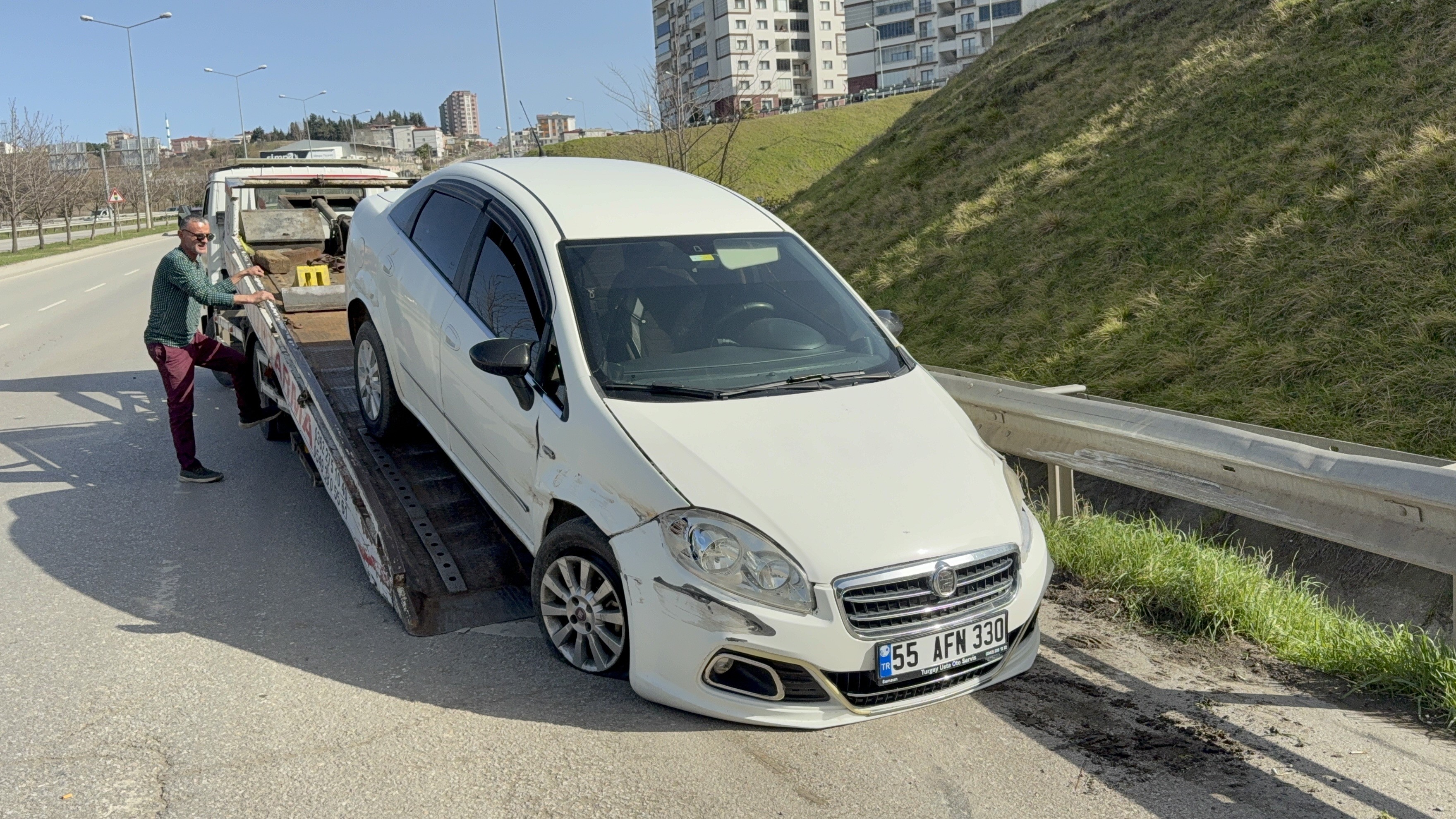 İlkadım'da Otomobil Bariyerlere Çarptı 