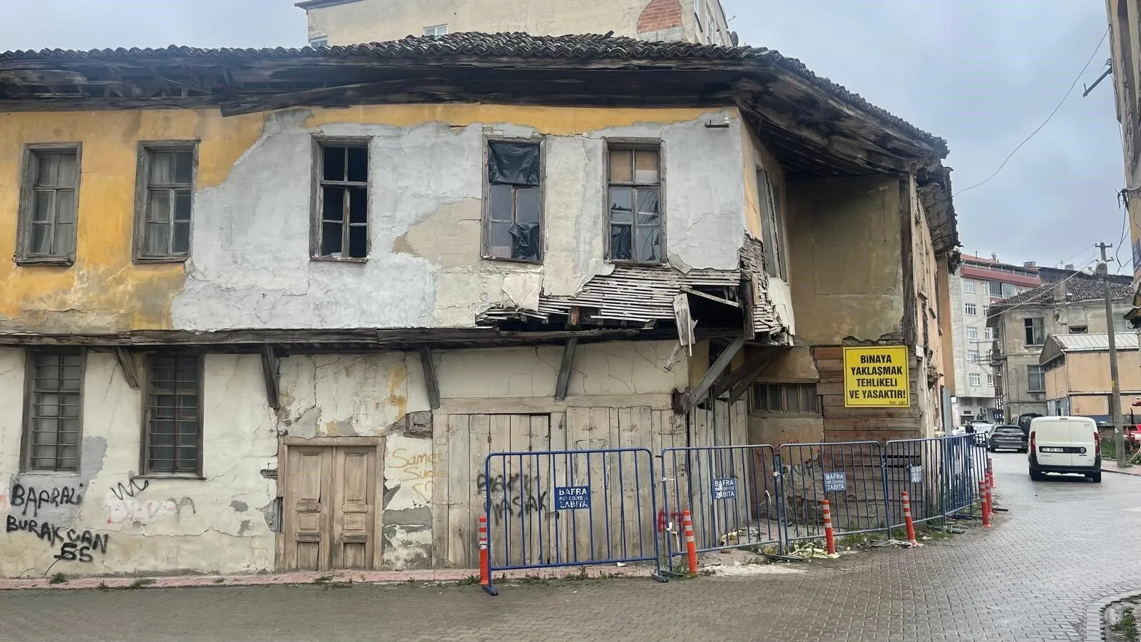 Gazipaşa Mahallesi’nde Korkutan Görüntü: Tarihi Yapılar Çökme Noktasında