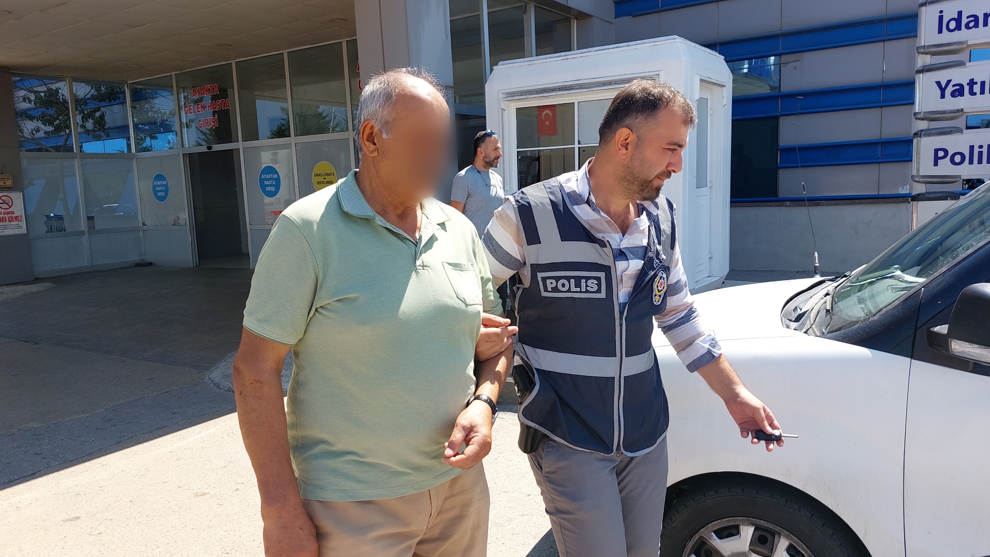 Otopark da Eşine Bakan Kişiye Bıçakla Saldırdı 