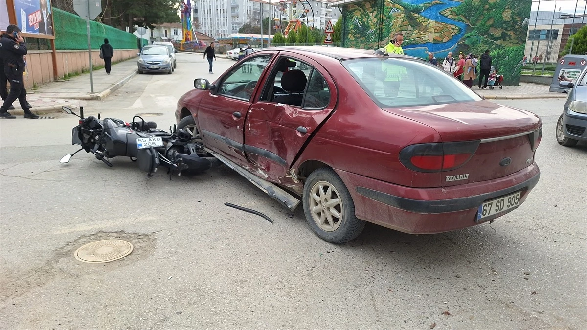 Bafra da Otomobil ile Motosiklet Çarpıştı 