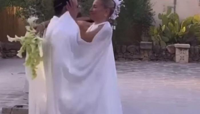 Burcu Esmersoy'un gelinliği sosyal medyayı salladı! 