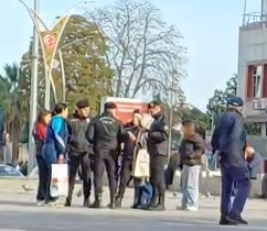 Cumhuriyet Meydanı’nda İki Genç Kızın Tartışması Kavgaya Dönüştü