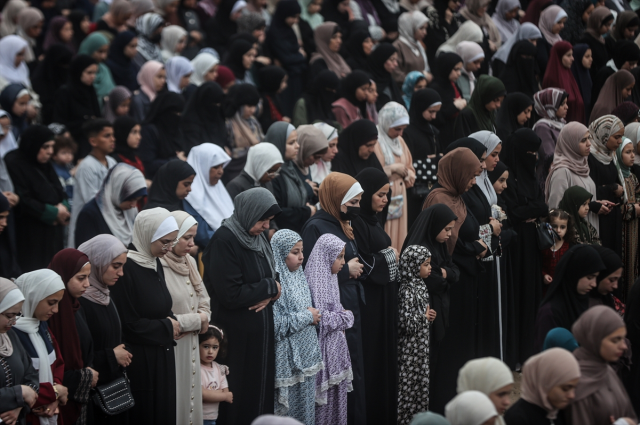 Gazze’de Bayram Namazı Yıkılan Camilerin Enkazında Kılındı