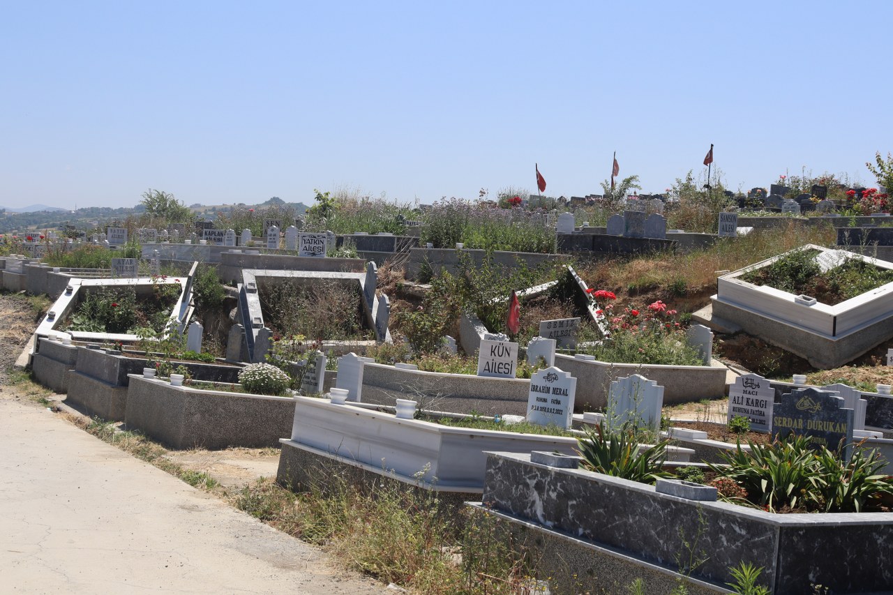 Samsun Derecik Mezarlığında  Feci Durum