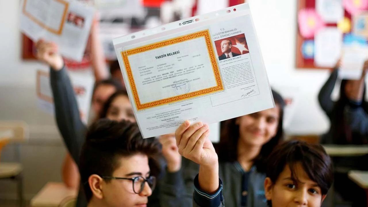 Milyonlarca Öğrenci Karne Heyecanı Yaşadı! Yaz Tatili Başladı