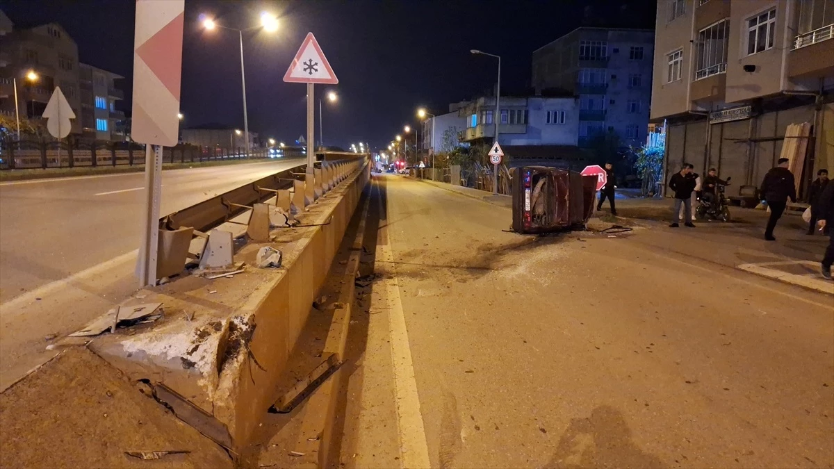 Bafra da Refüje Çıkan Araç Devrildi