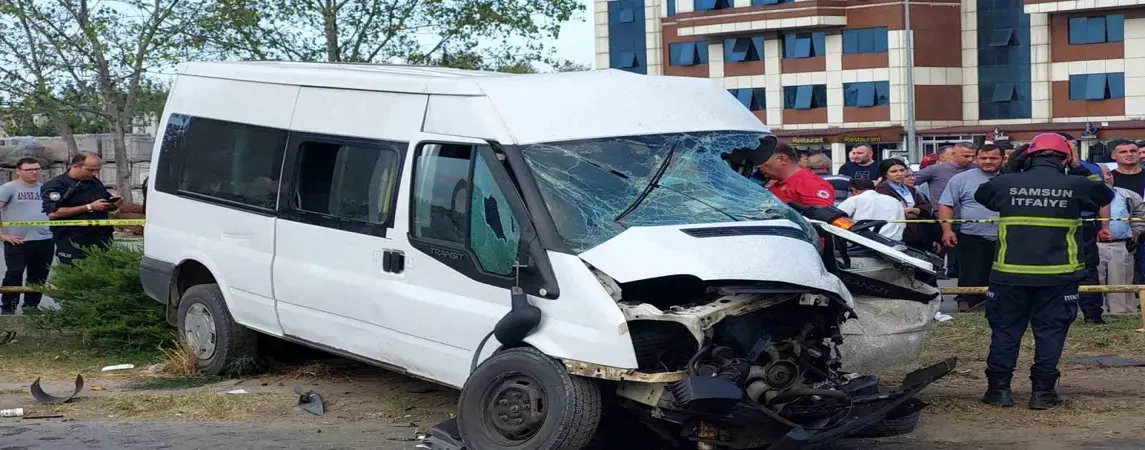 Tır ile Öğrenci Servisi Çarpıştı