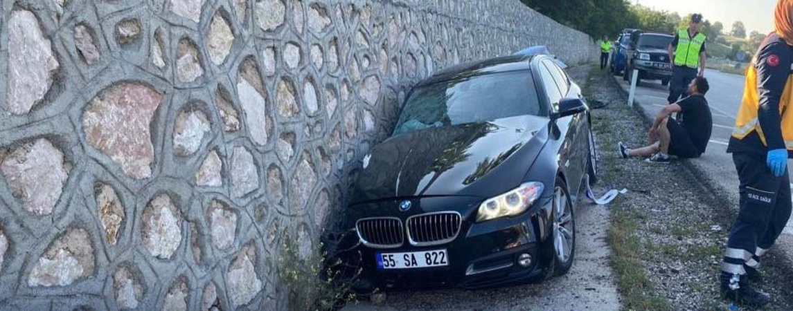 Otomobil Samsun Yolunda İstinat Duvarına Çarptı